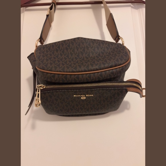 Michael Kors Handbags - MICHAEL KORS Slater Medium Signature Logo Sling Pack